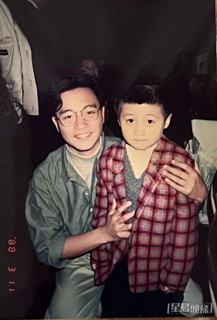 童星出身的王嘉明自幼喜歡張國榮,更曾去探班。