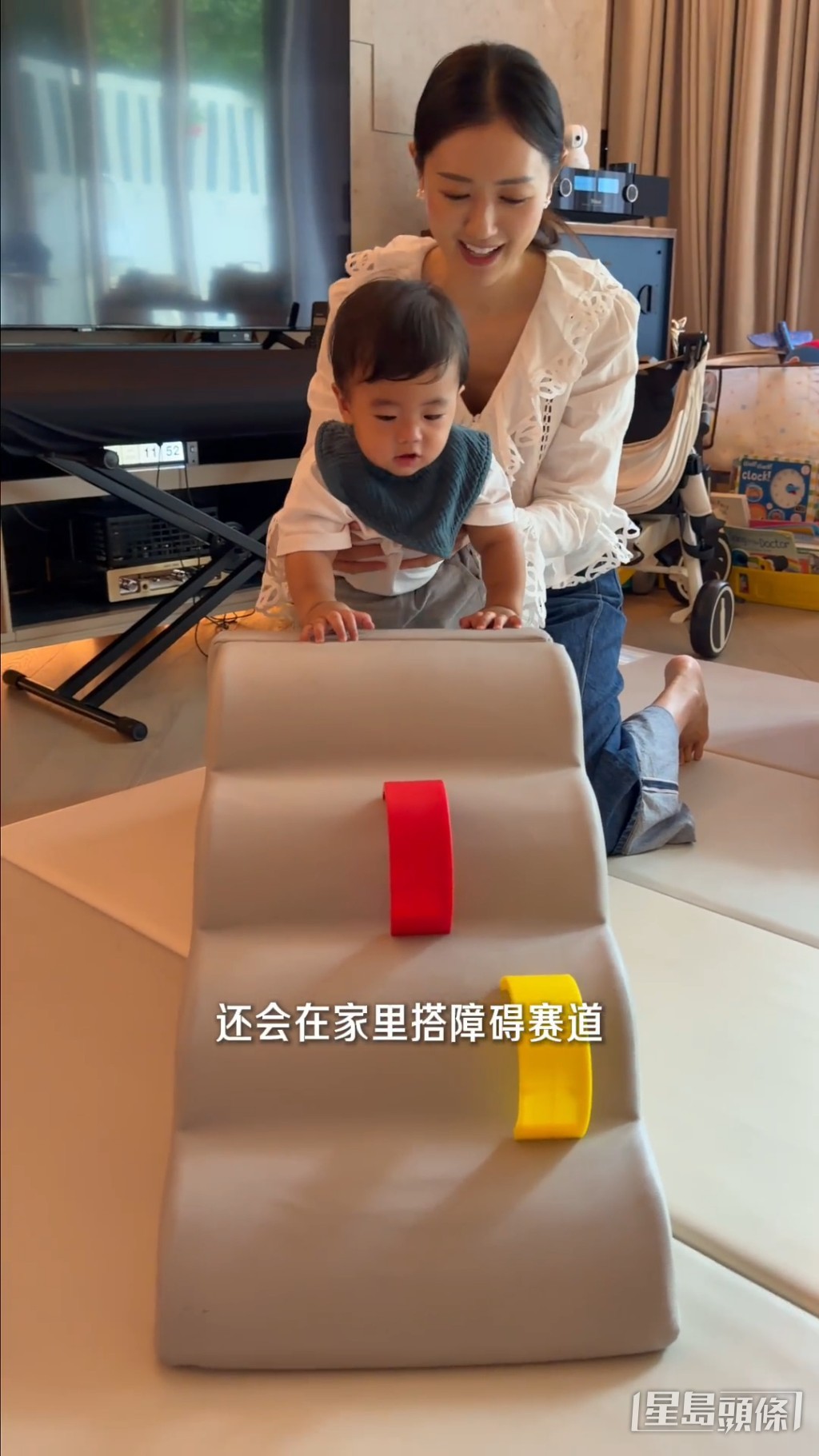 張寶兒親自陪同幼子進行攀爬障礙訓練。