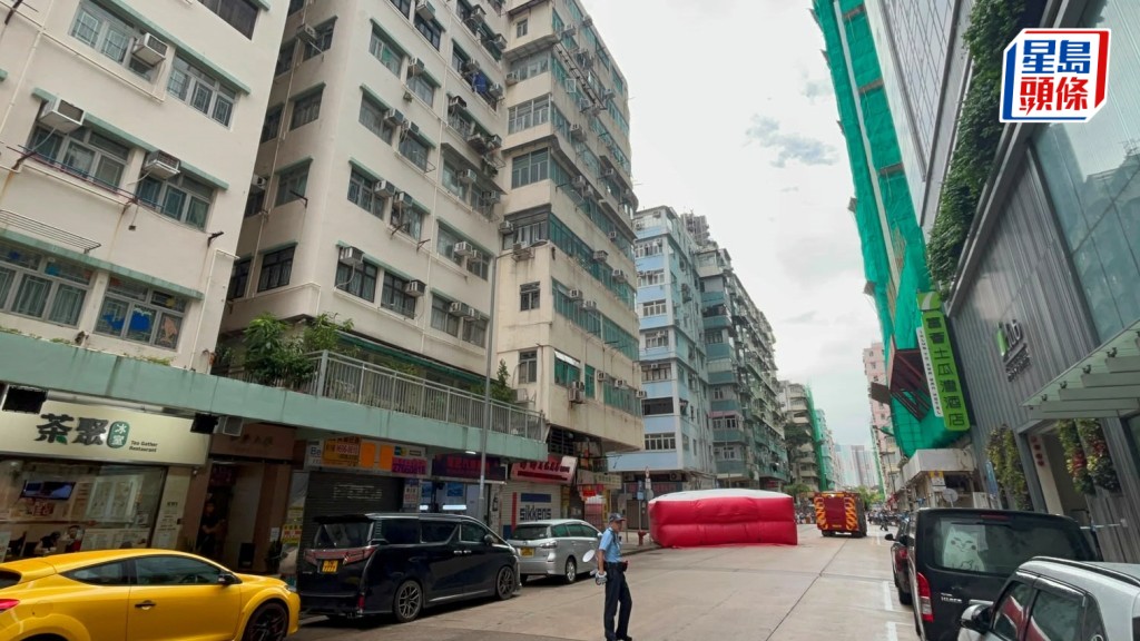 土瓜灣男子危站唐樓天台 警方封路游說消防開氣墊戒備