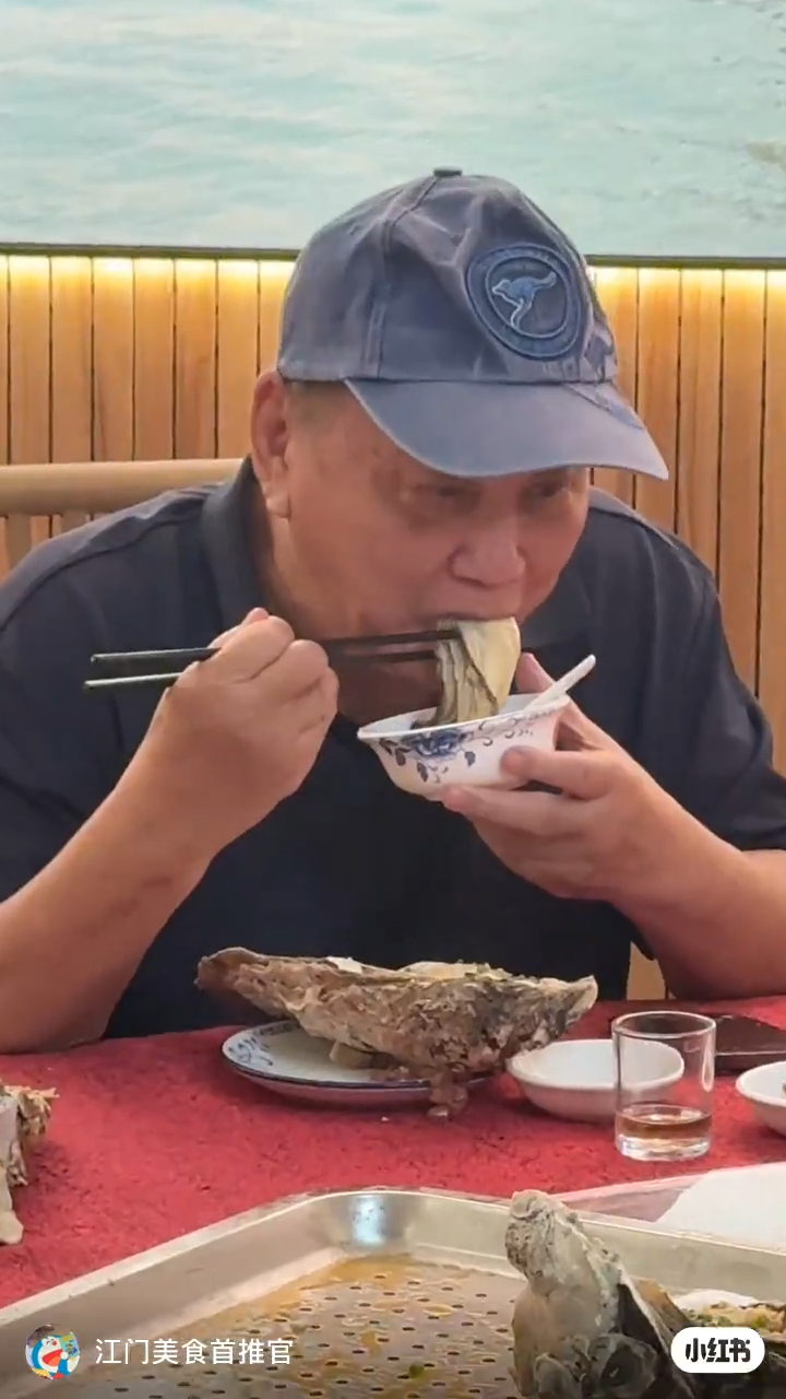夏雨近日在內地食蠔時被粉絲要求合照，網民讚他精神好。
