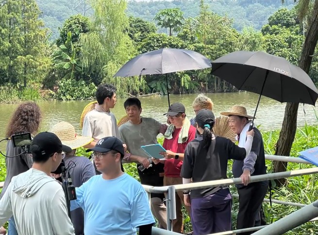 夏雨在烈日下進行拍攝工作。