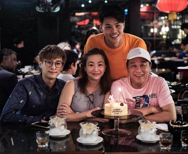 主力留在加拿大照顧三名子女。