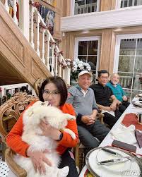 戚美珍早年曾與李司棋等人聚會。