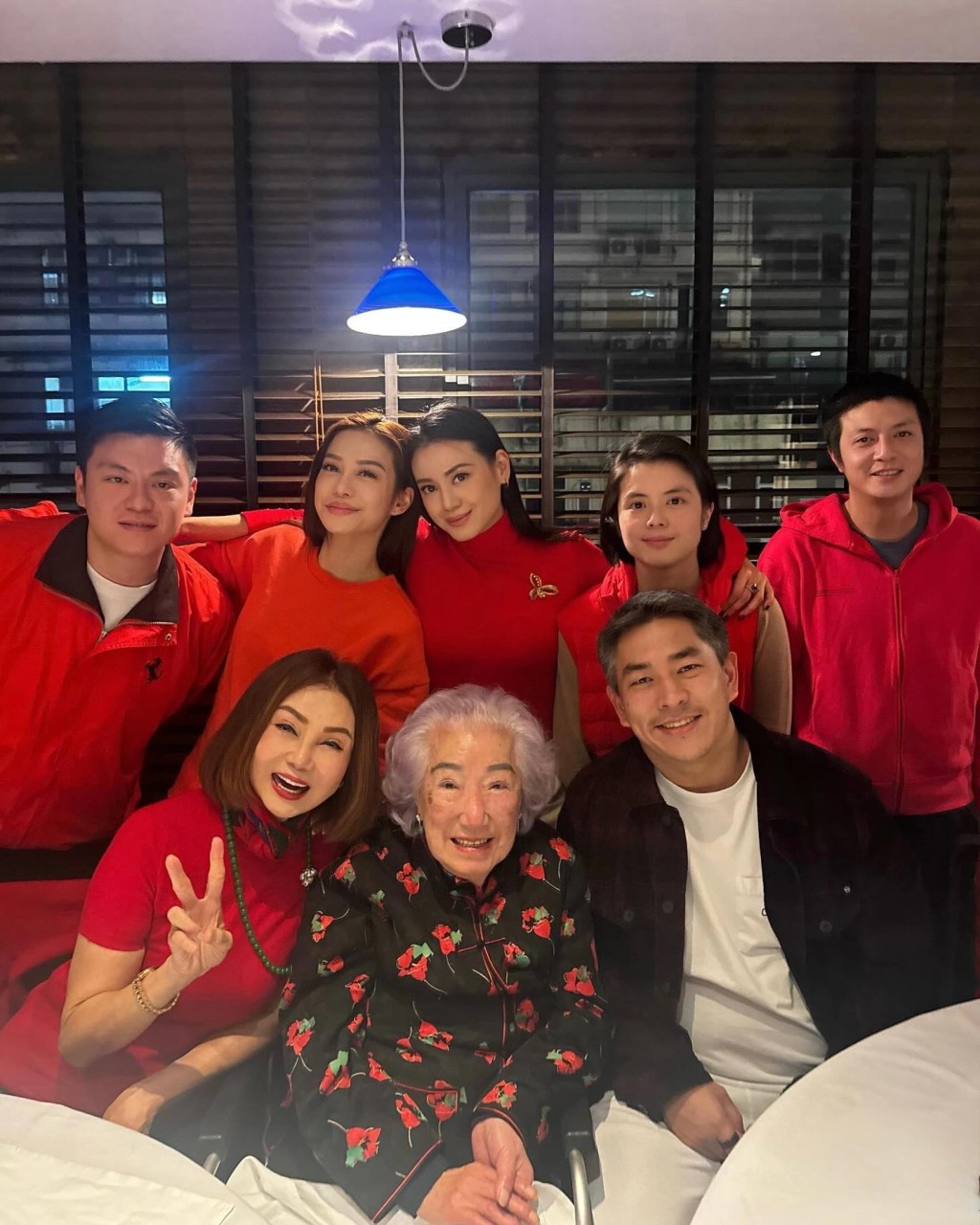 謝玲玲育有兩子三女,與前奶奶一直維持極佳關係。