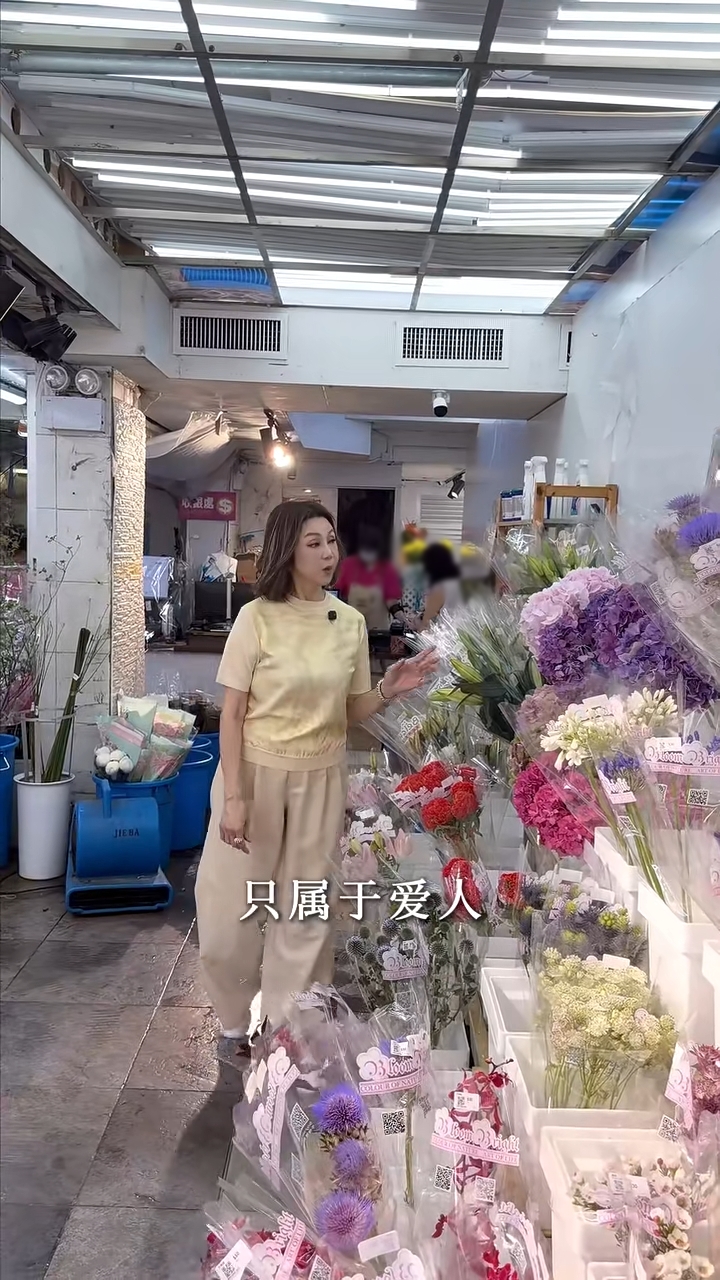 謝玲玲細心挑選鮮花。