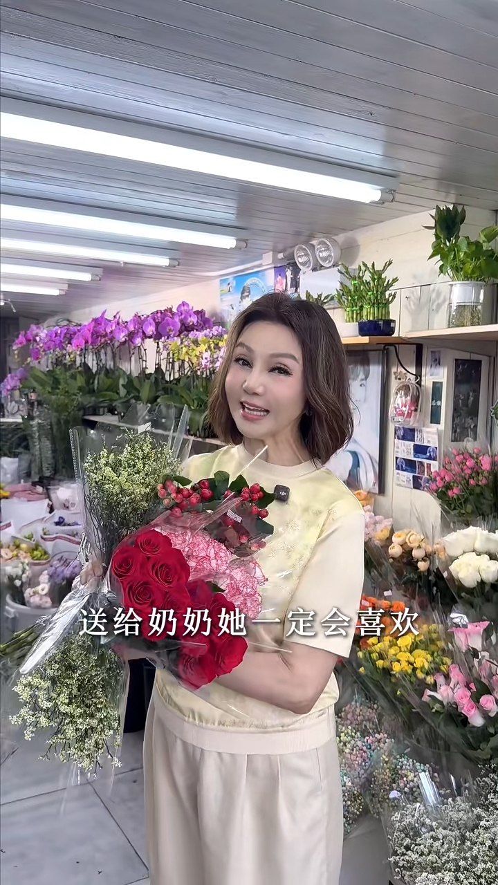 謝玲玲貼心地選擇了長輩喜愛的喜慶紅色鮮花。