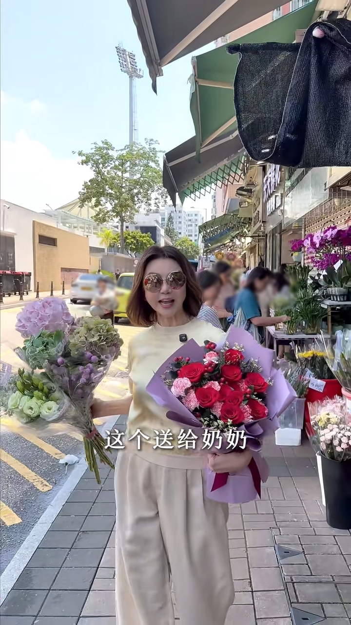 謝玲玲準備親手將花束送給前奶奶。