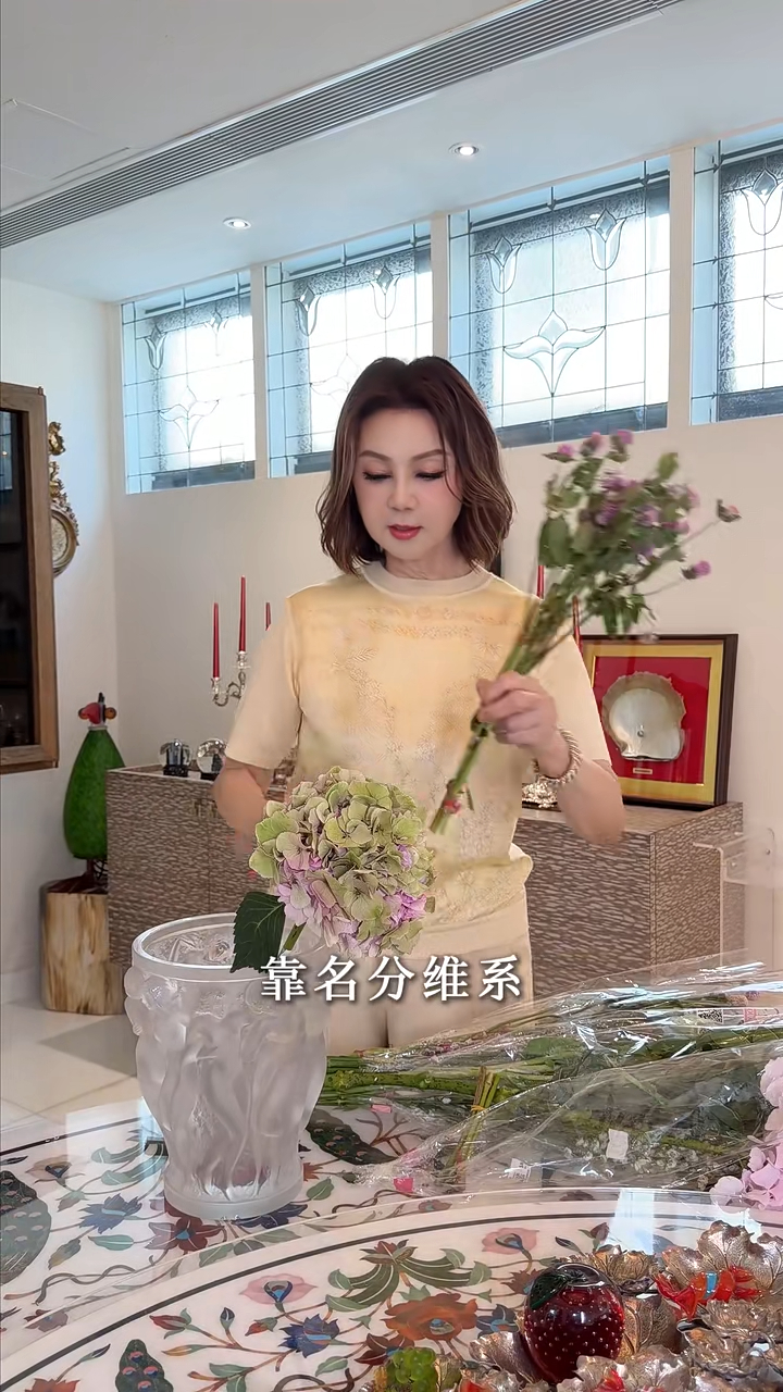 謝玲玲回家後整理花束。