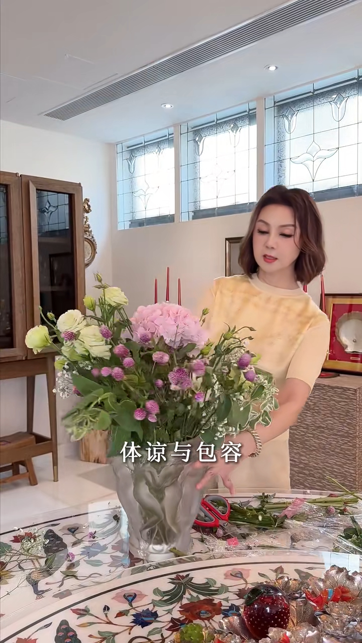 謝玲玲為自己選了一束淡雅的花。
