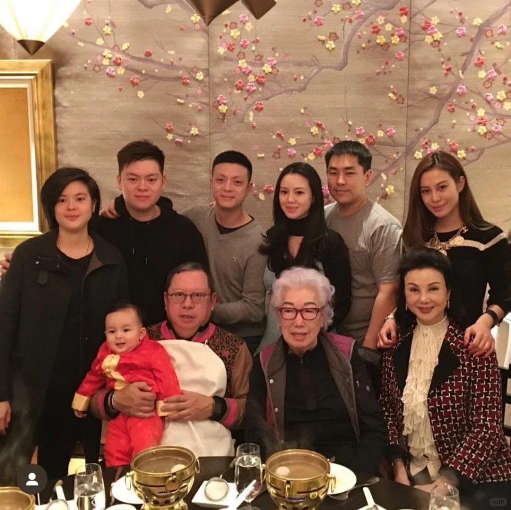 女兒林心兒曾分享四代同堂合照,謝玲玲與子女均有出席,林建岳亦罕有地與前妻同場。