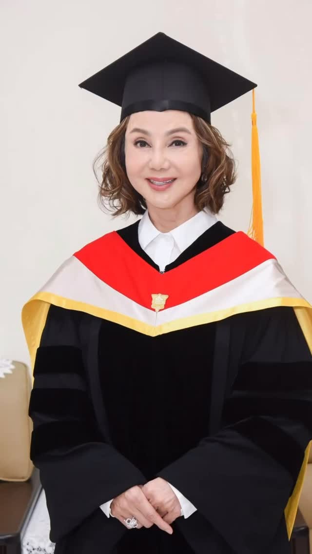 謝玲玲2025年獲中國文化大學頒授名譽文學博士學位。