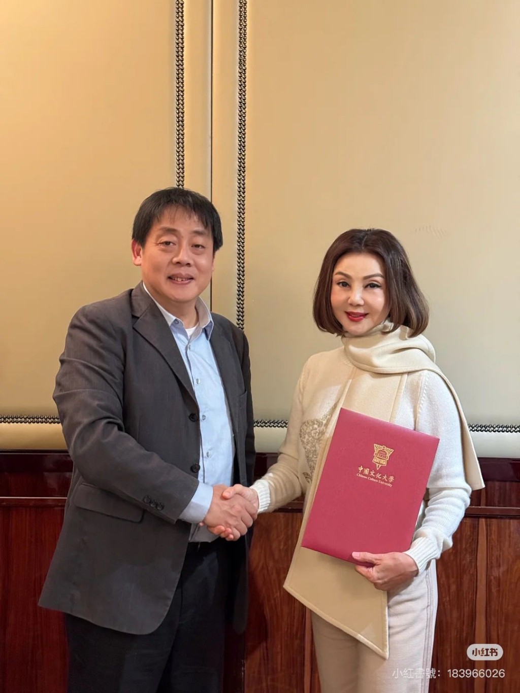 謝玲玲獲網民稱讚氣質優雅,是女性典範。