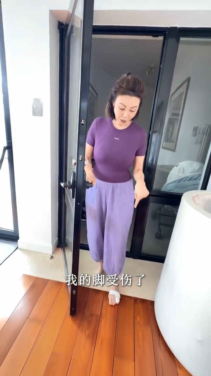 謝玲玲早前在IG分享影片,透露「我的腳受傷了。」