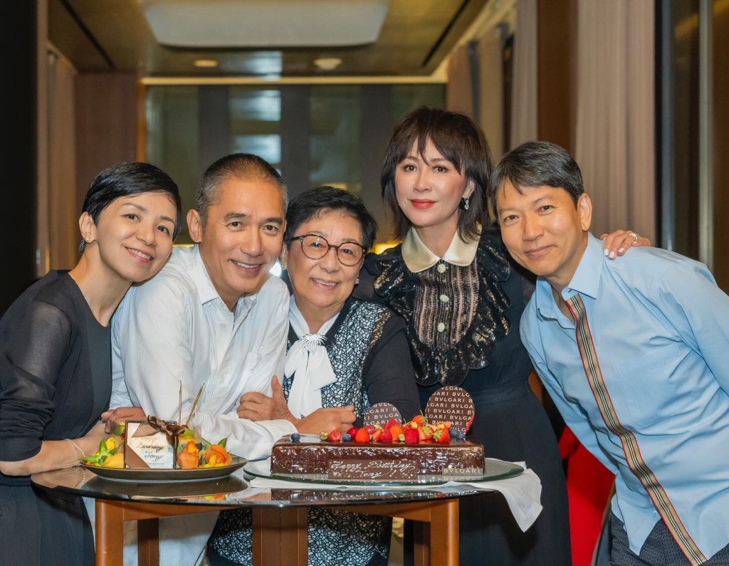 劉嘉玲曾分享家庭照,可見梁朝偉的媽媽、妹妹及妹夫罕有同框。