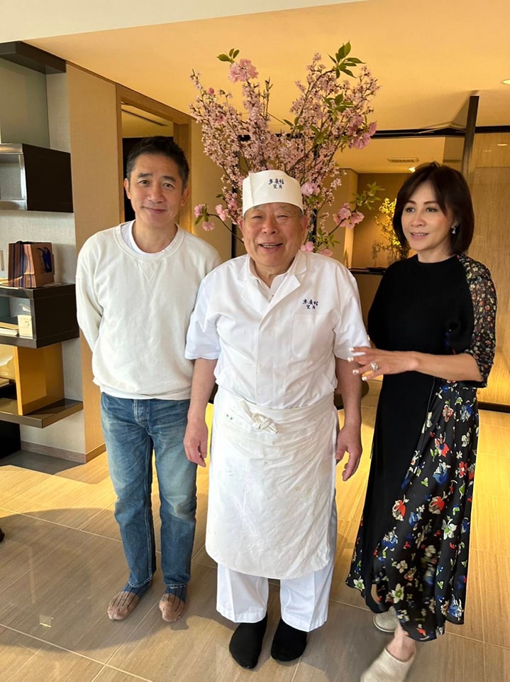 早前梁朝偉與劉嘉玲在日本餐廳的合照在網上瘋傳,但網民焦點全落在梁朝偉的腳趾上。