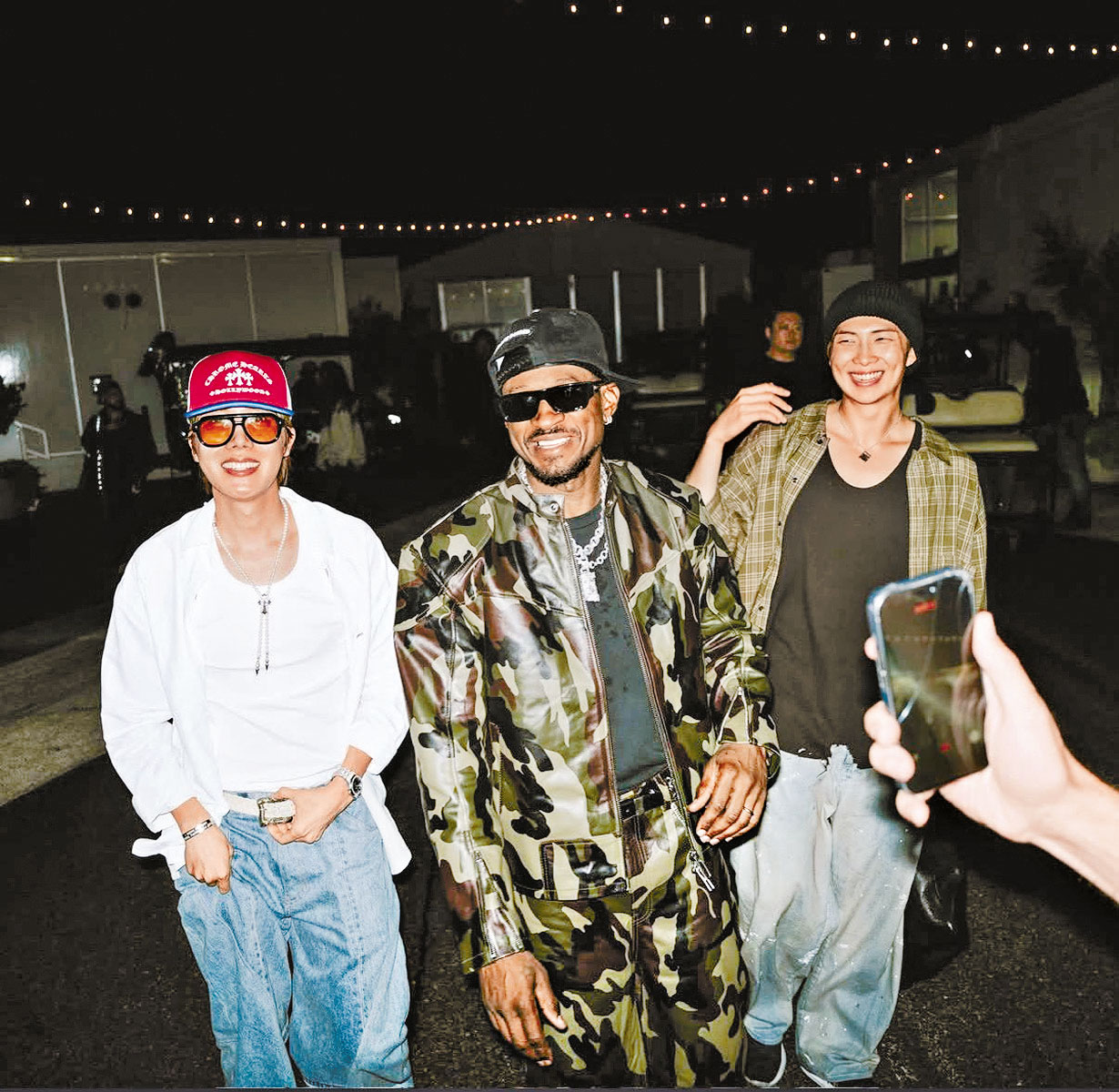 ■Usher（中）被指將RM及J-Hope介紹給Chris Brown。