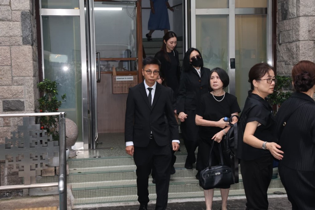 親友陸續離開。