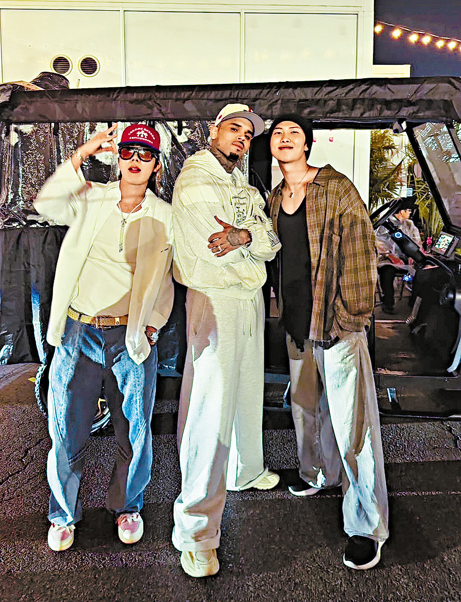 ■Chris Brown在社交網分享RM（右）及J-Hope的合照。