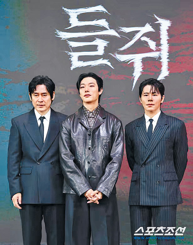 ■柳俊烈（中）與薛景求（左）及李奎炯昨現身宣傳新劇。