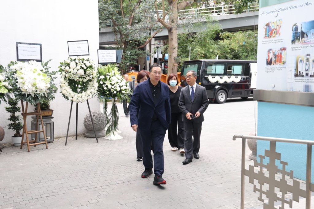 谷薇麗親友陸續到場。