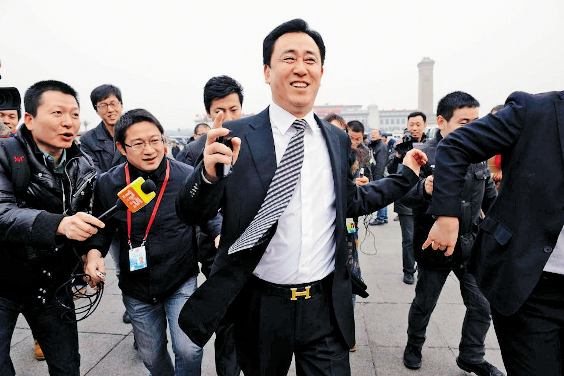 ■2012年,許家印出席兩會被記者追訪,腰間繫愛馬仕皮帶受矚目。