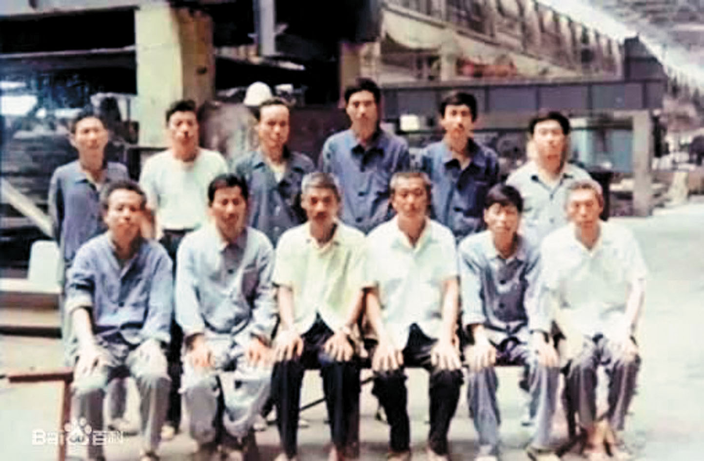 大學畢業後許家印(後排右二)被分配到鋼鐵公司工作,離職前擔任車間主任。網上圖片