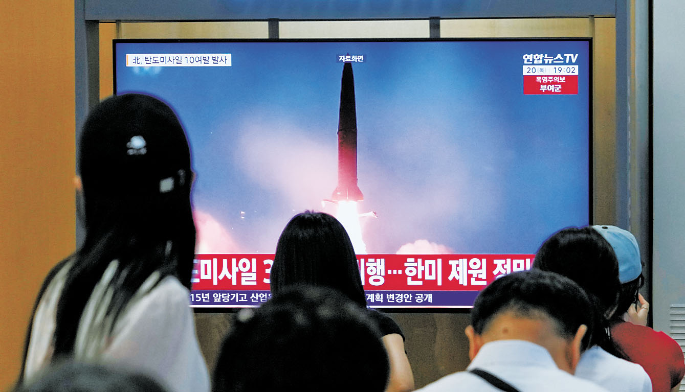 在韓國首爾火車站，電視屏幕在新聞節目中播放了朝鮮導彈發射的畫面。美聯社