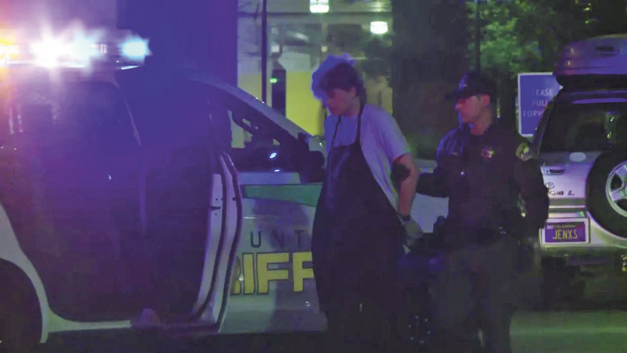 警方當晚在現場拘捕一人,被押上警車時仍穿著廚房圍裙。CBS電視畫面