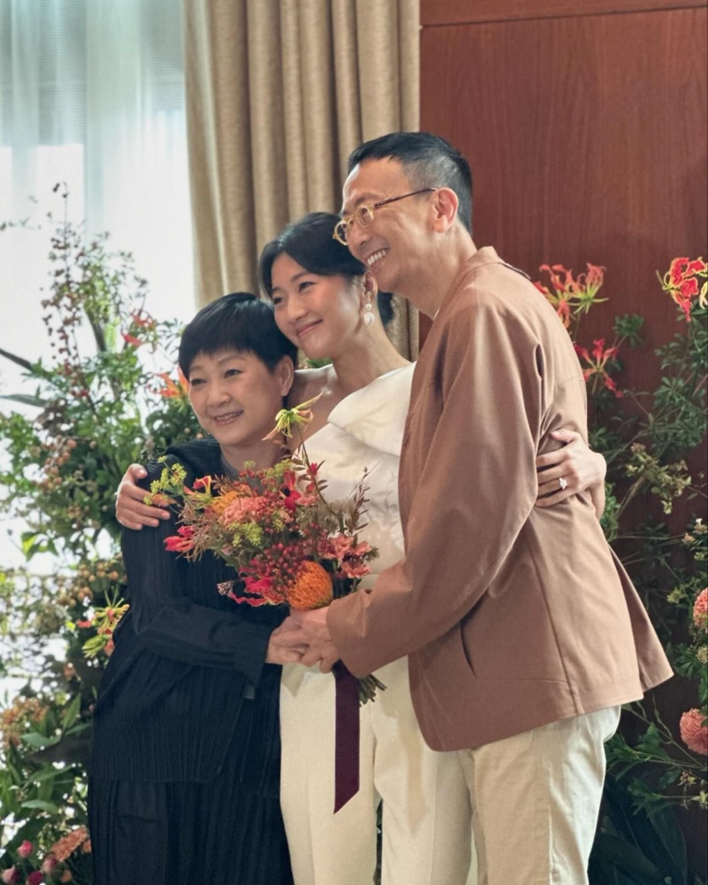 女兒鄭瑤開心擁抱父母,並用英語寫道:「我永遠是你們的寶貝,永遠是我人生中的初戀」。
