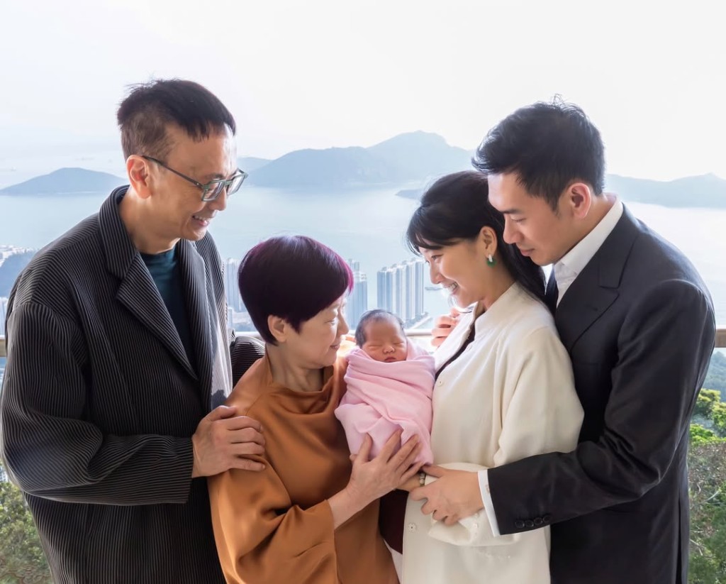 鄭丹瑞夫婦與大女鄭瑤、女婿及外孫女的首張合照公開。