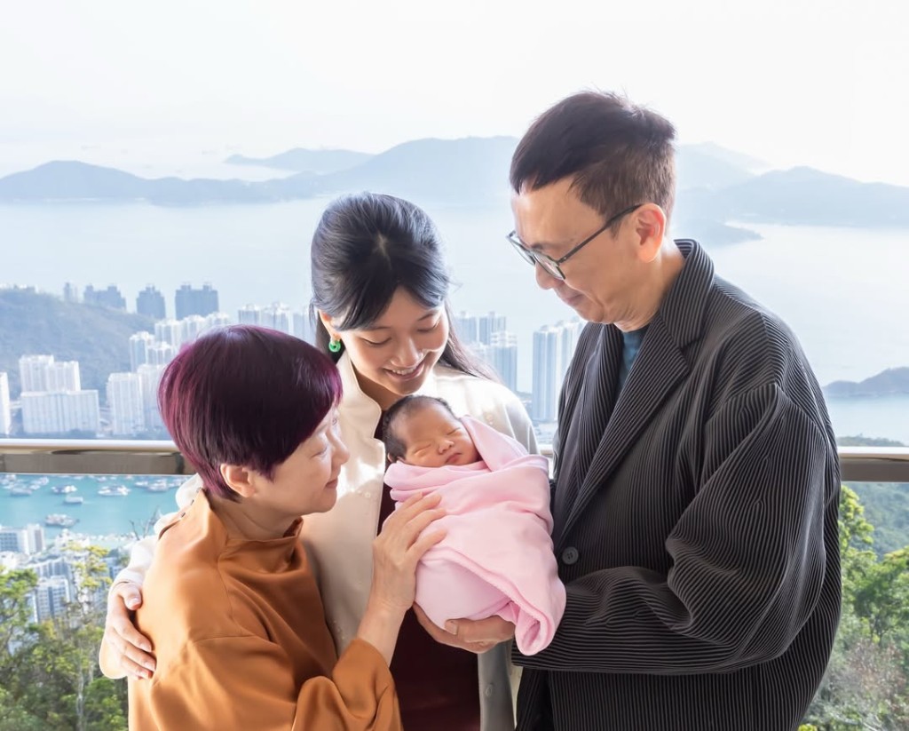 鄭丹瑞夫婦喜見三代同堂的溫馨場面。