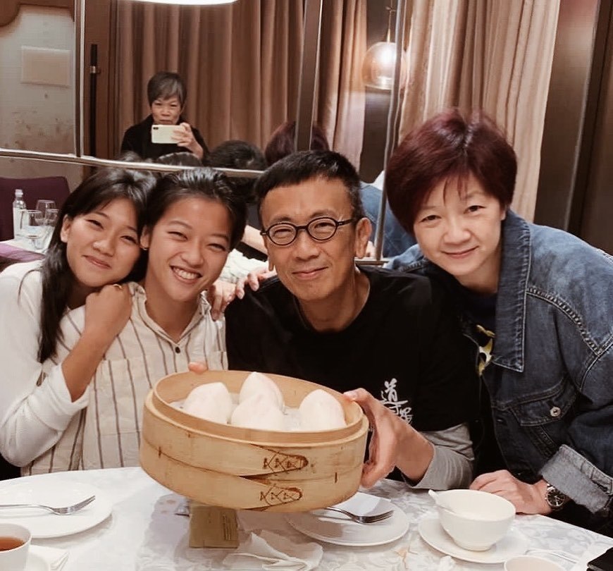 鄭丹瑞一家四口的合照,總是充滿歡樂笑容。