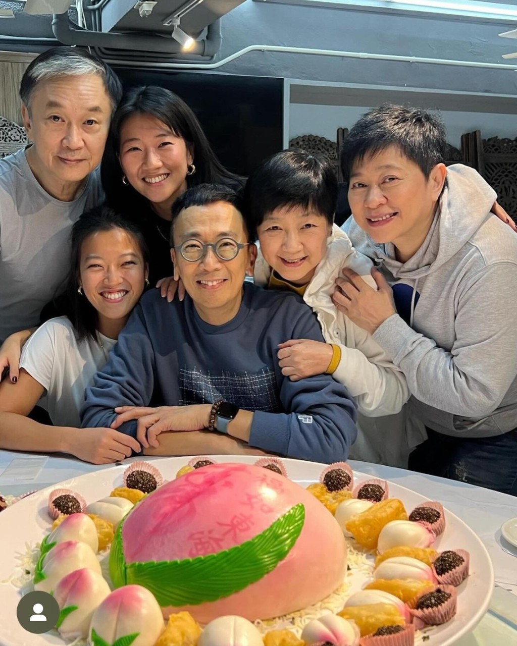 鄭丹瑞曾在生日時分享多張與家人共慶的照片。