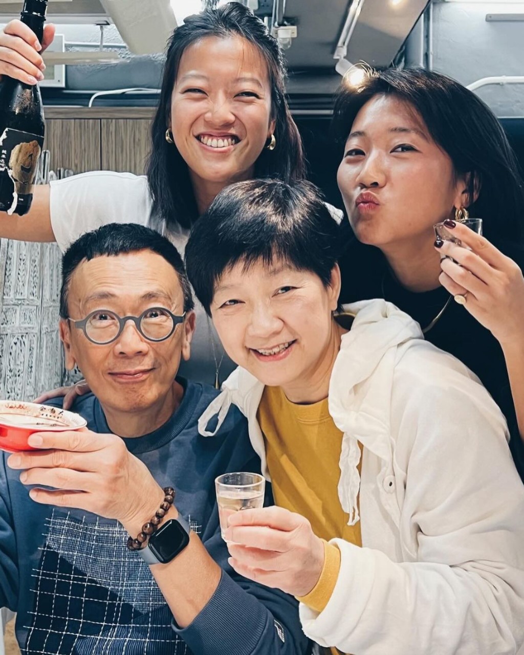 為了栽培兩位女兒,鄭丹瑞曾攜同家人移民加拿大。