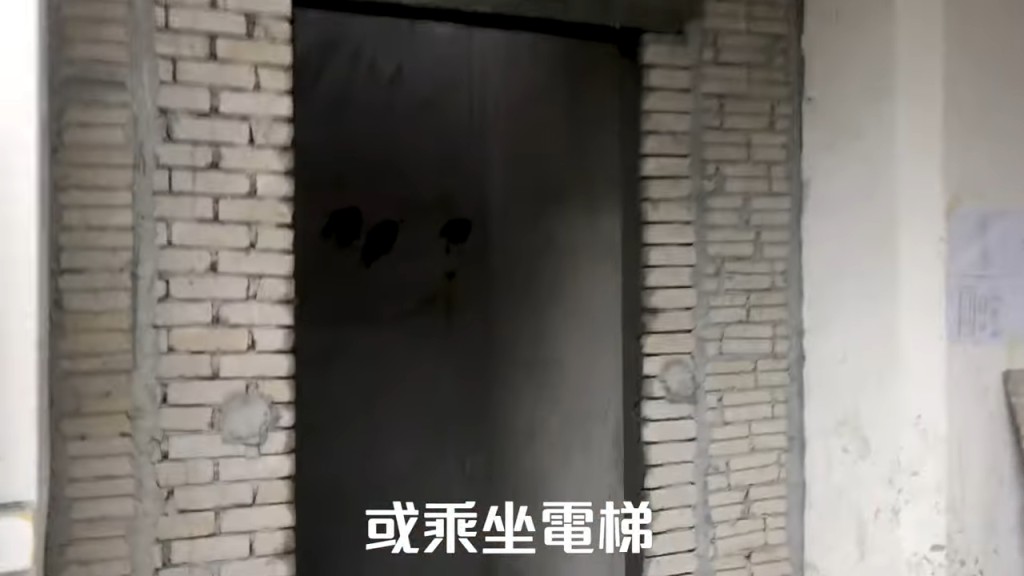 或者搭乘升降機,亦可使用室內樓梯。