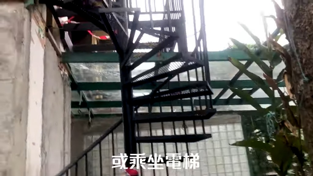 亦可使用旋轉樓梯前往上層。