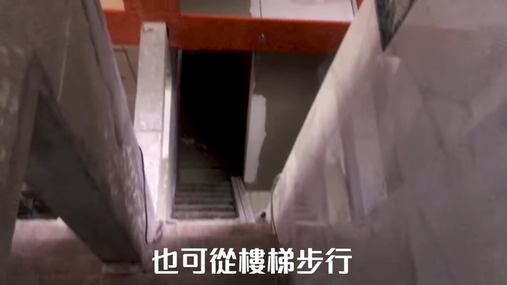 室內亦設有樓梯。