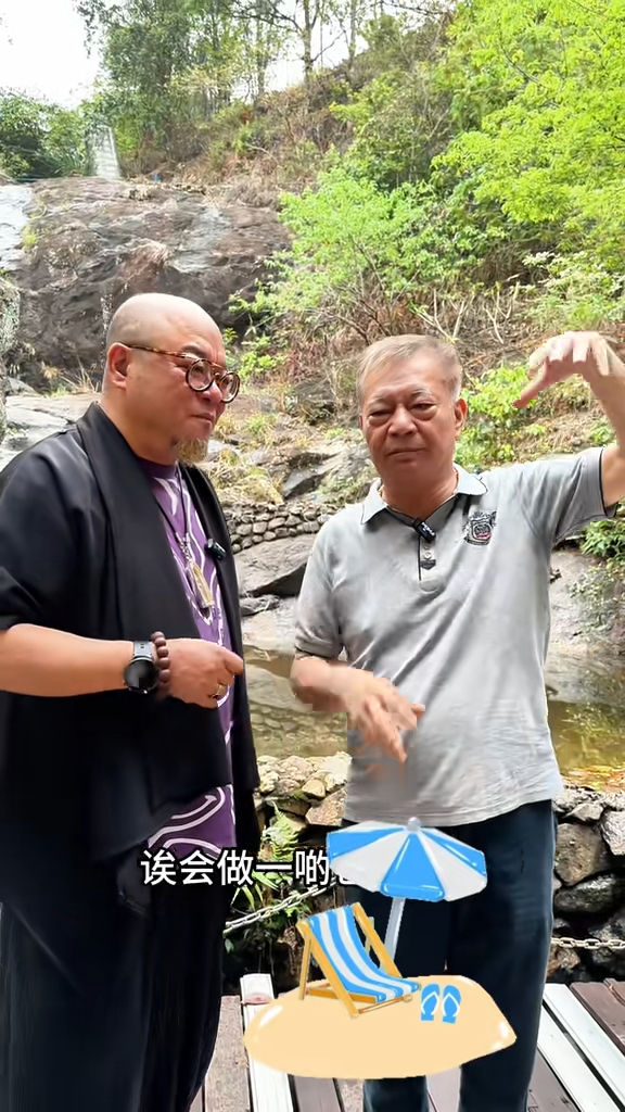 廖偉雄肢體活動仍然靈活,但仔細觀察,他站立時身體重心似乎微微偏向右方。