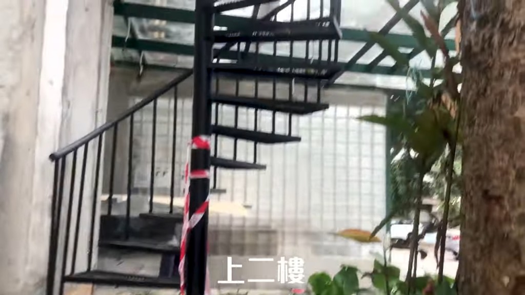 顧客可使用旋轉樓梯上樓。