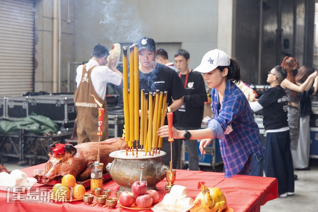 宣萱與胡子彤隨後亦參與上香。