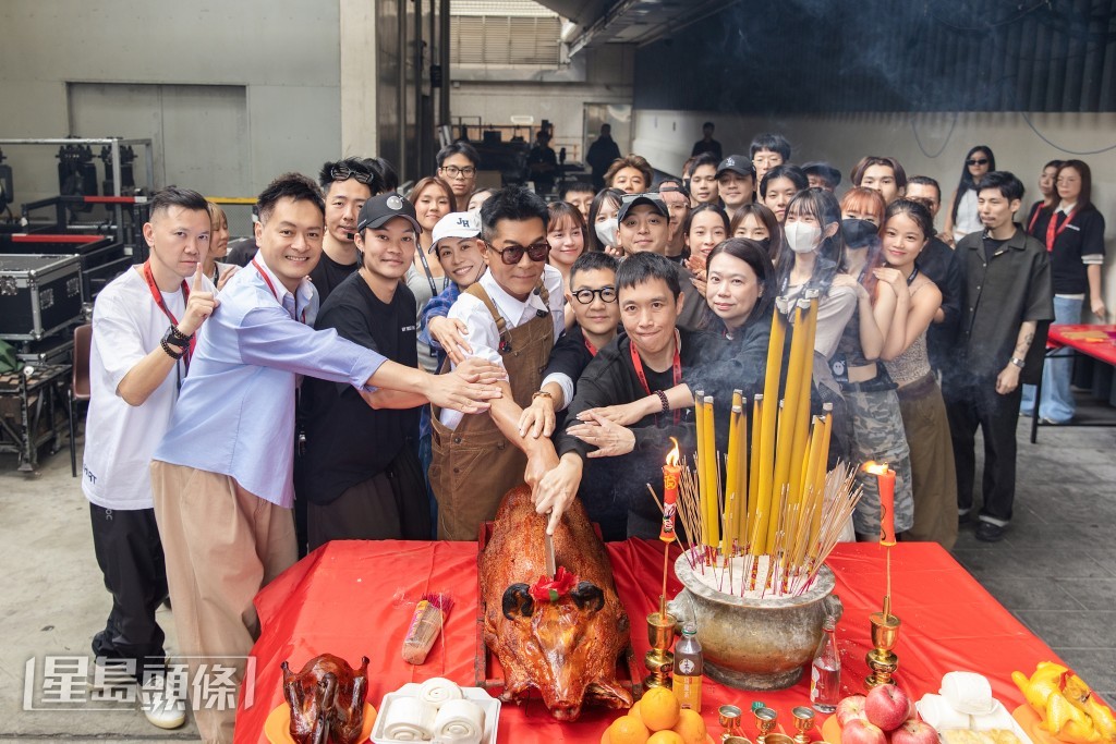 古天樂與台前幕後一同切燒豬慶祝。