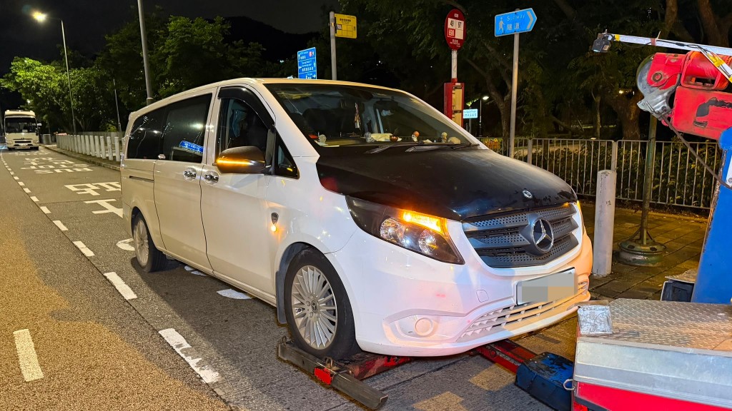 將軍澳隧道客貨車車底冒煙 女司機及時報案 消防調查疑催化器故障