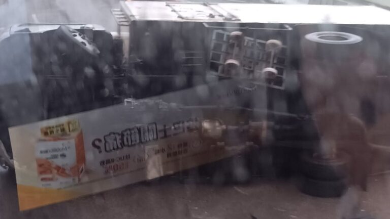 屯門公路貨車翻側意外 司機一度被困獲救