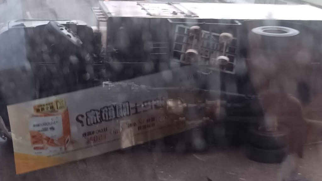 屯門公路貨車翻側意外 司機一度被困獲救