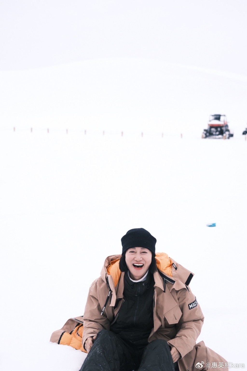 惠英紅在雪地拍下多張打卡照片。