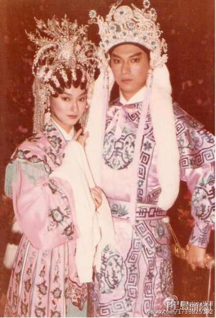 惠天賜與妹妹惠英紅於1984年在《歡樂今宵》中,聯袂演出粵劇《鳳閣恩仇未了情》。