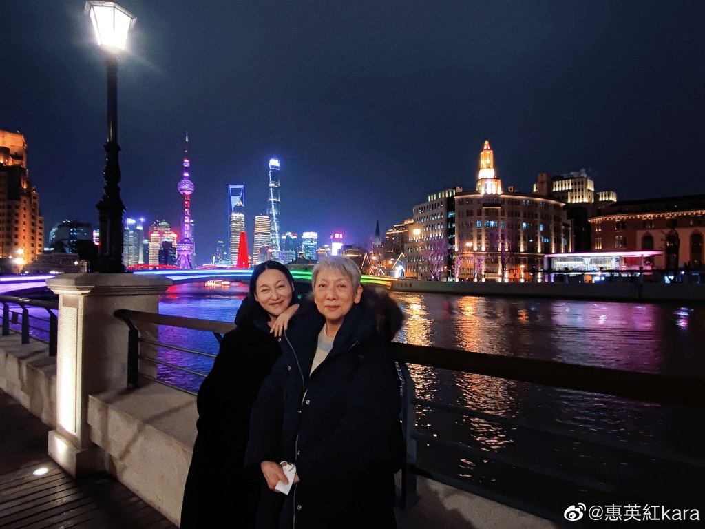 惠英紅的胞妹Sandy(右)是歌手容祖兒的助手。