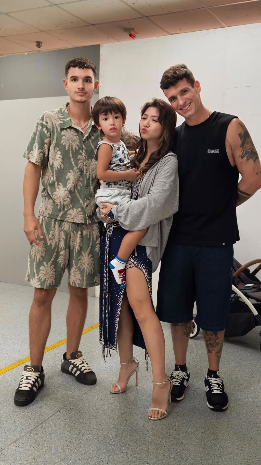 不少人對合照中同行的年輕外籍男子(左)感到好奇。