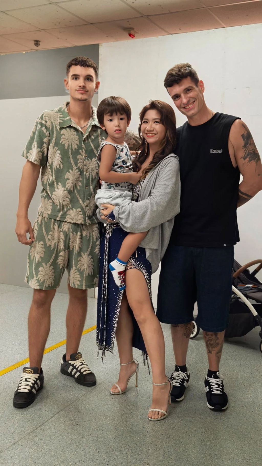 原來合照中的年輕外籍男子(左)是蔡宓婕的繼子。