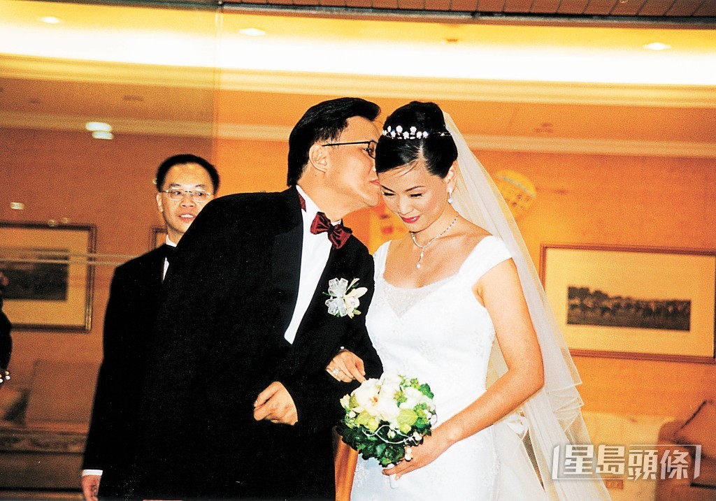 王馨平於2001年嫁給金融業富商李家輝後，逐漸減少幕前工作。